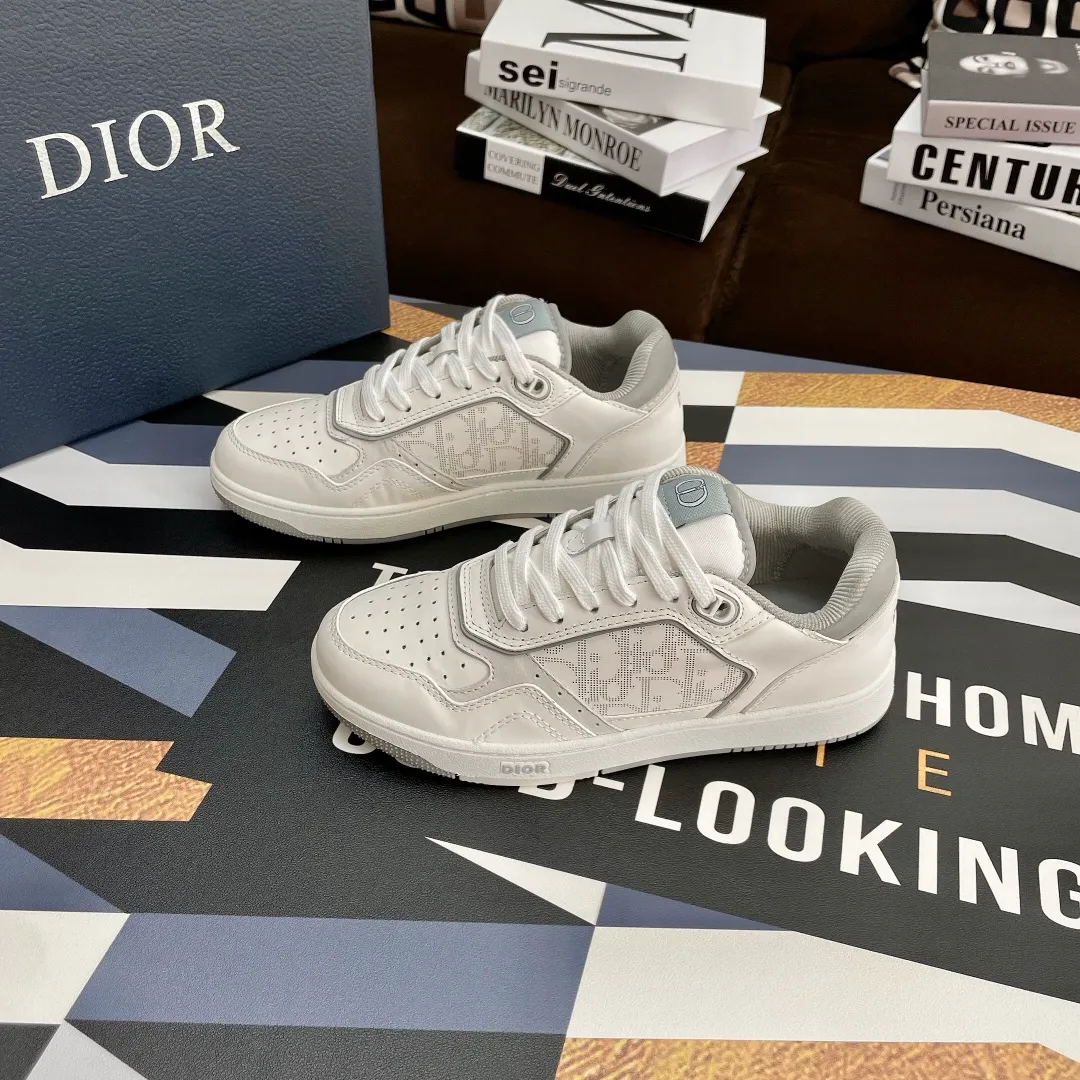 👟👟Ex-factory price 480👟👟 .(3D printing +20) Dior Dior🔥Counter genuine 1-1 top version (you can compare with the original version) The top version is made not blown out👍 👫Contrast color positioning and splicing design! Fashionable and casual personality! Look like a goddess on your feet! Simple line design, three-dimensional cutting, super invincible and stylish, looks good no matter how you match it. The super popular elements and colors make the whole set youthful and beautiful. It can easily catch the eye in the crowd. It is casual, comfortable, fashionable and versatile, a high-quality casual suit with no sense of age. ✅Fabrics: imported first-layer cowhide + high-tech laser technology. ✅Inner lining: imported transparent silk fabric. ✅Feet: original molded feet. ✅Outsole: original molded 1:1 two-color T👟👟factory price U outsole ✅Method: original 1:1 full set of lasts ✅Female size: 35～40 ✅Male size: 38～45